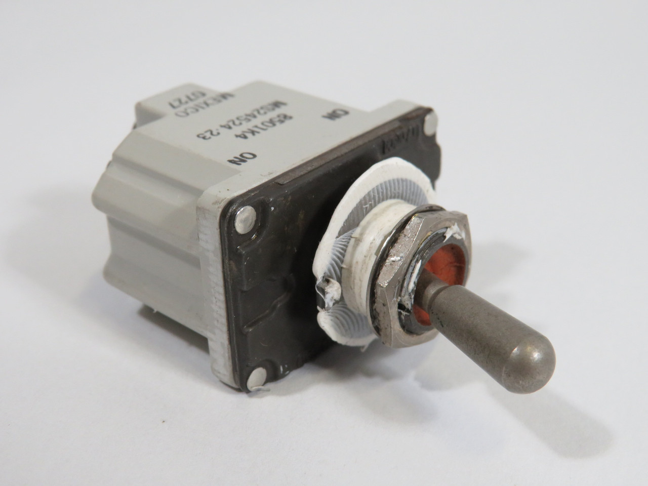 Eaton 8501K4 MS24524-23 2-Position Maintained 2-Pole Toggle Switch USED