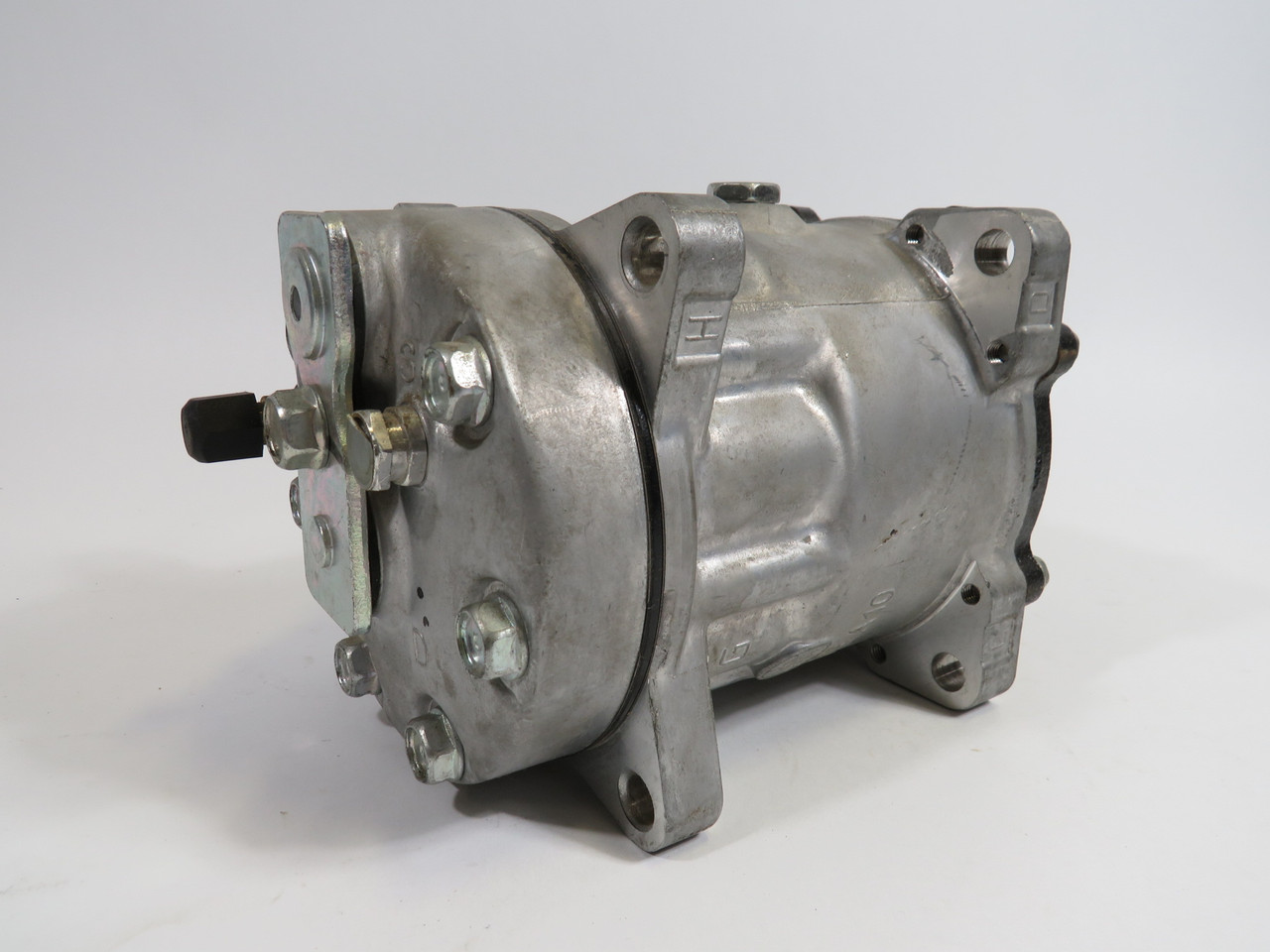 Sanden 5704 Compressor 7803 Model 7H15E Ear-Mount 12V NO SHEAVE USED