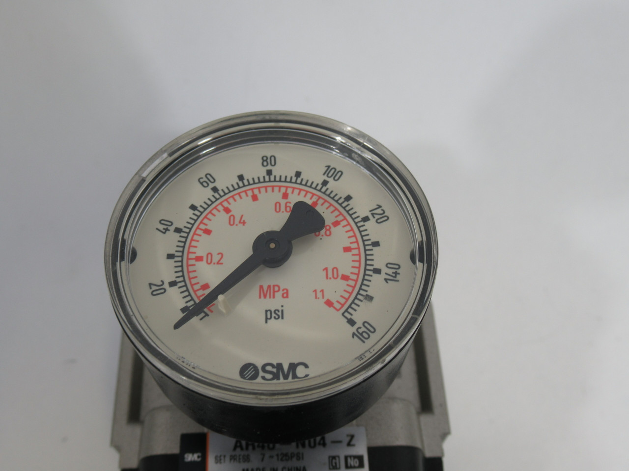 SMC AR40-N04-Z Pressure Regulator w/Gauge & Bracket 1/2 NPT 7-125 psi USED