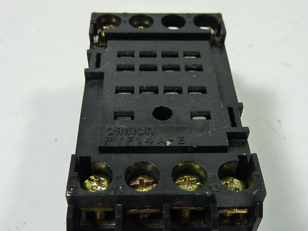 Omron PYF14A-E Relay Socket Mount 250 VAC 5A USED