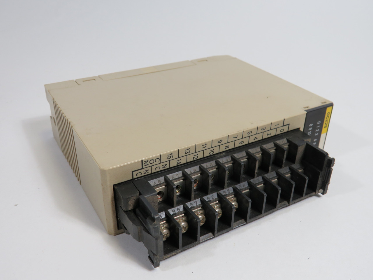 Omron C200H-OC225 Output Unit 250VAC/24VDC MISSING SCREWS/COVER USED