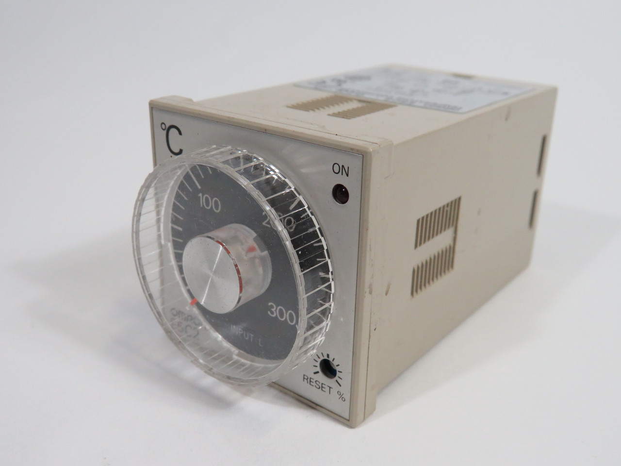 Omron E5C2-Q40L-D Temp Controller 24V 0-300°C 50/60Hz SHELF WEAR ! NEW !