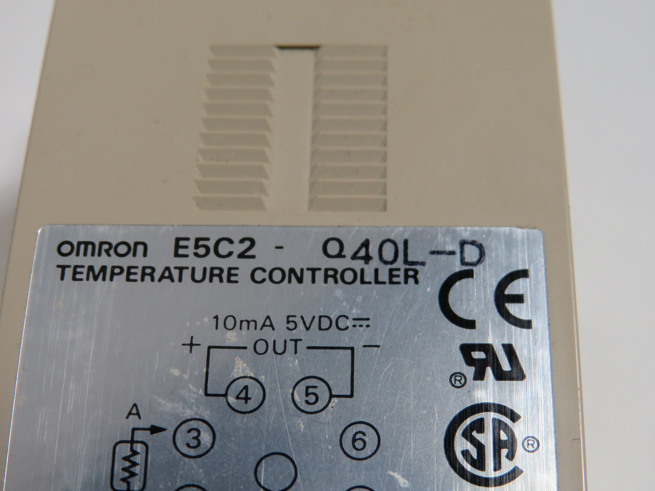 Omron E5C2-Q40L-D Temp Controller 24V 0-300°C 50/60Hz SHELF WEAR ! NEW !