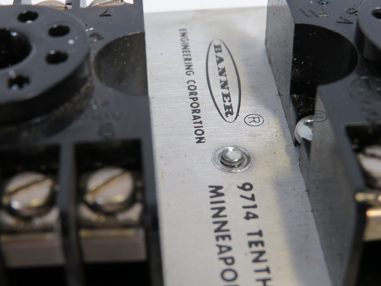 Banner BRB/16136 Relay Module Chassis 115V Input MISSING ROD USED