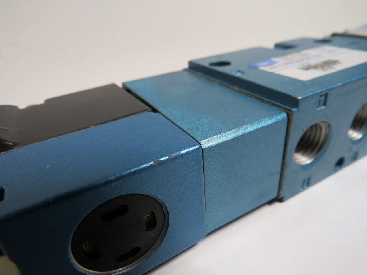 MAC 821C-PM-224JA-152 Solenoid Valve Assembly C/W 24V Coils SHELF WEAR ! NEW !