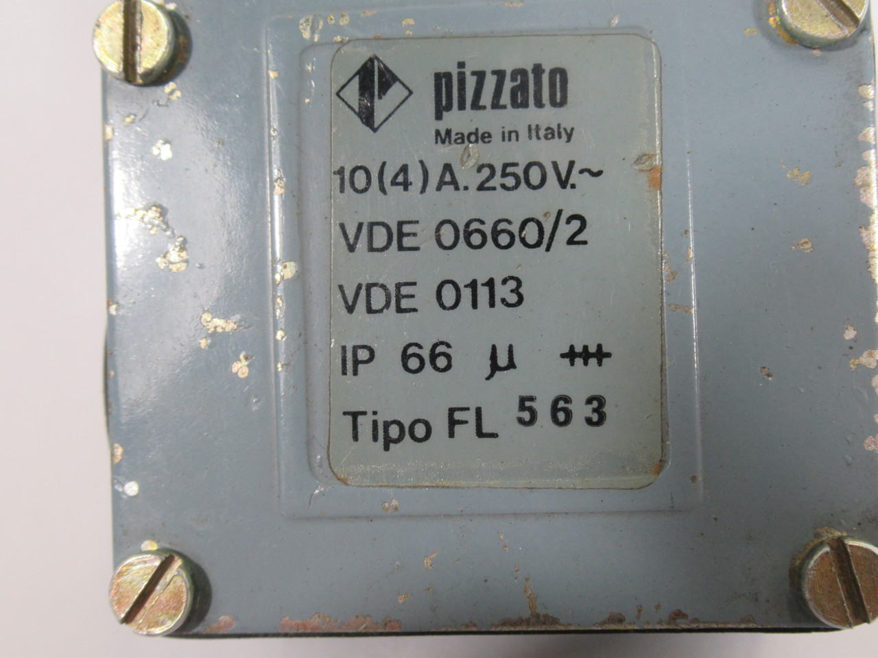 Pizzato FL-563 Limit Switch 10(4)A @ 250VAC *No Roller* USED
