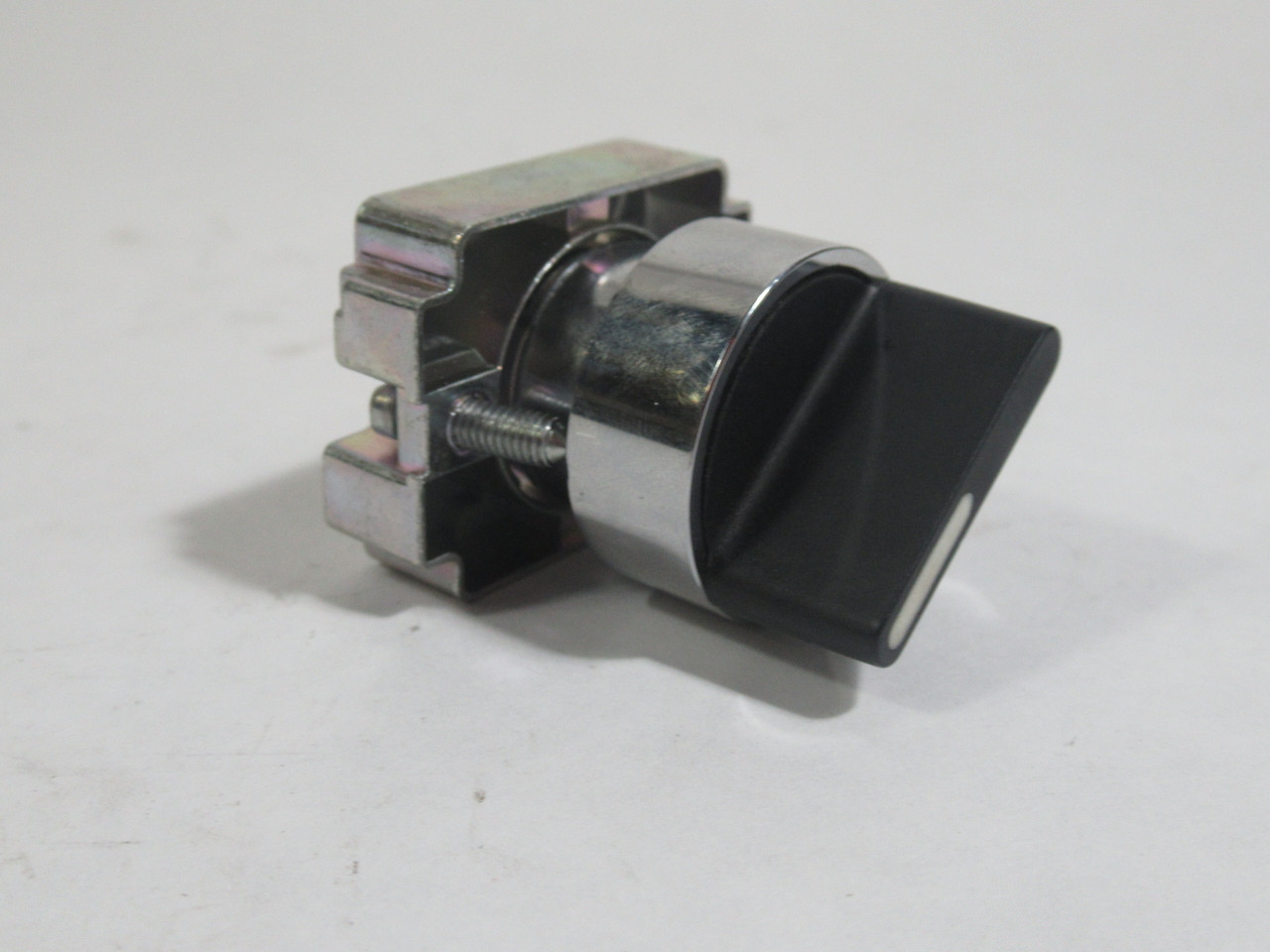 Altech 2AS2-1 Selector Switch 22mm 2Pos Maintained C/W Mounting Bracket USED