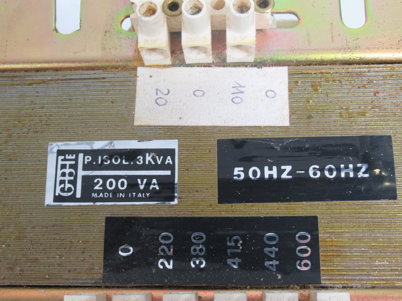 GBT P.ISOL.3KVA.200VA 200VA Pri. 220/380/415/440/600V *Broken Terminal* USED