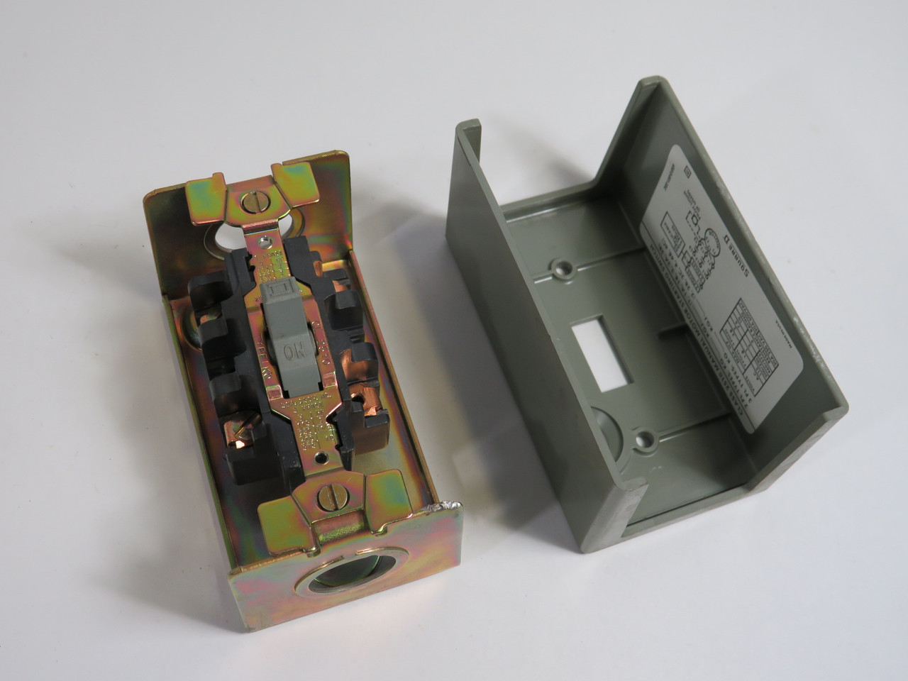 Square D 2510-KG1 Enclosed Manual Motor Starter 2P 1Ph MISSING SCREWS USED