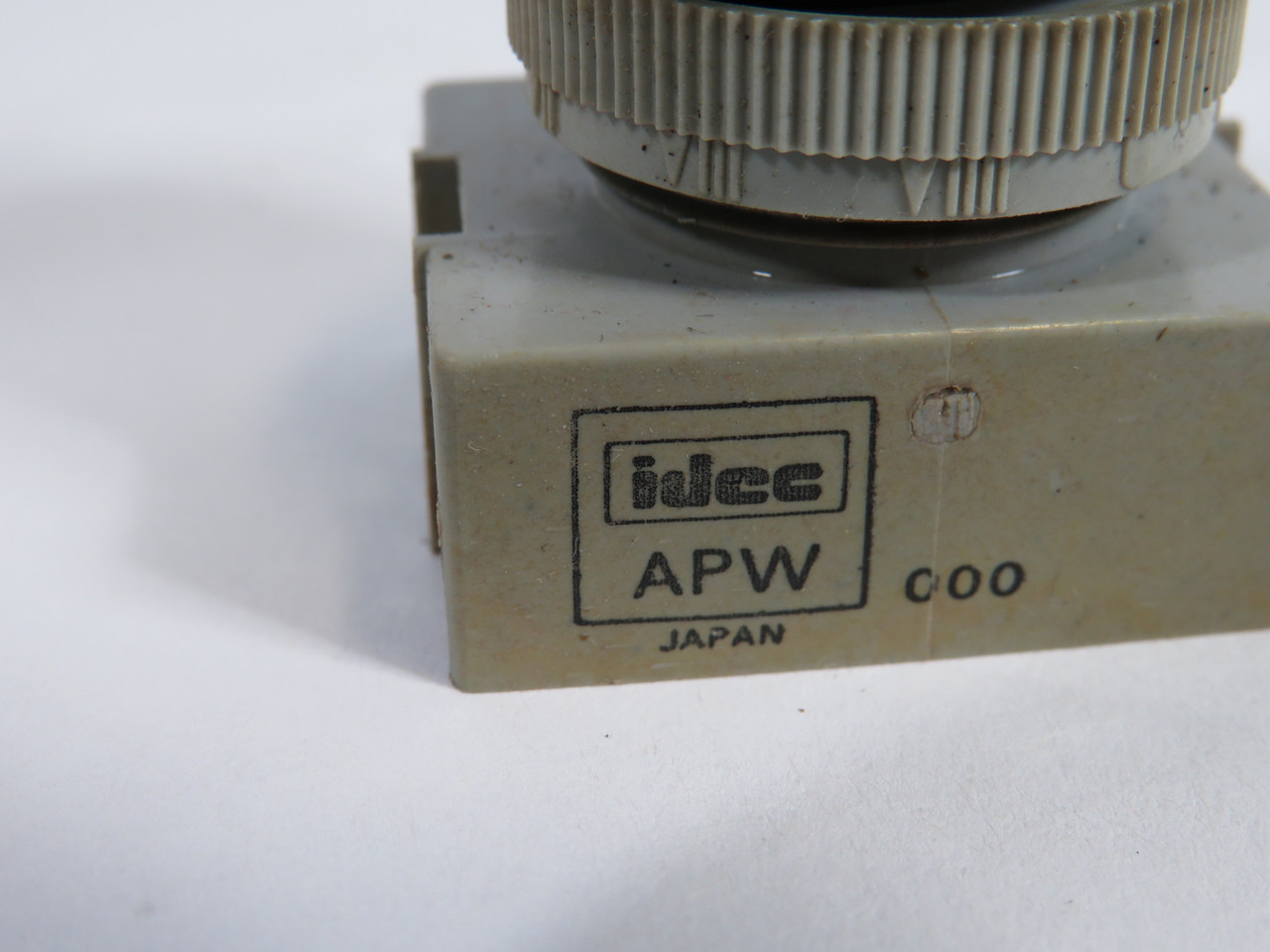 IDEC APW-199 Round Pilot Light Operator No Lamp/Lens USED