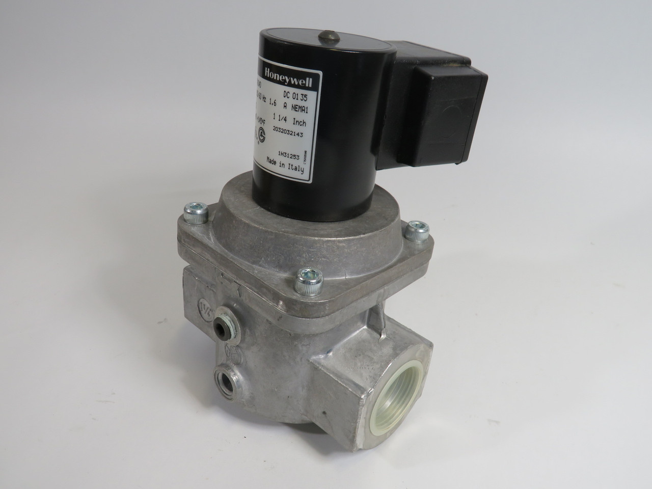 Honeywell V8295A1040 Safety Shutoff Solenoid Valve 1-1/4"NPT 24V 50/60Hz ! NEW !