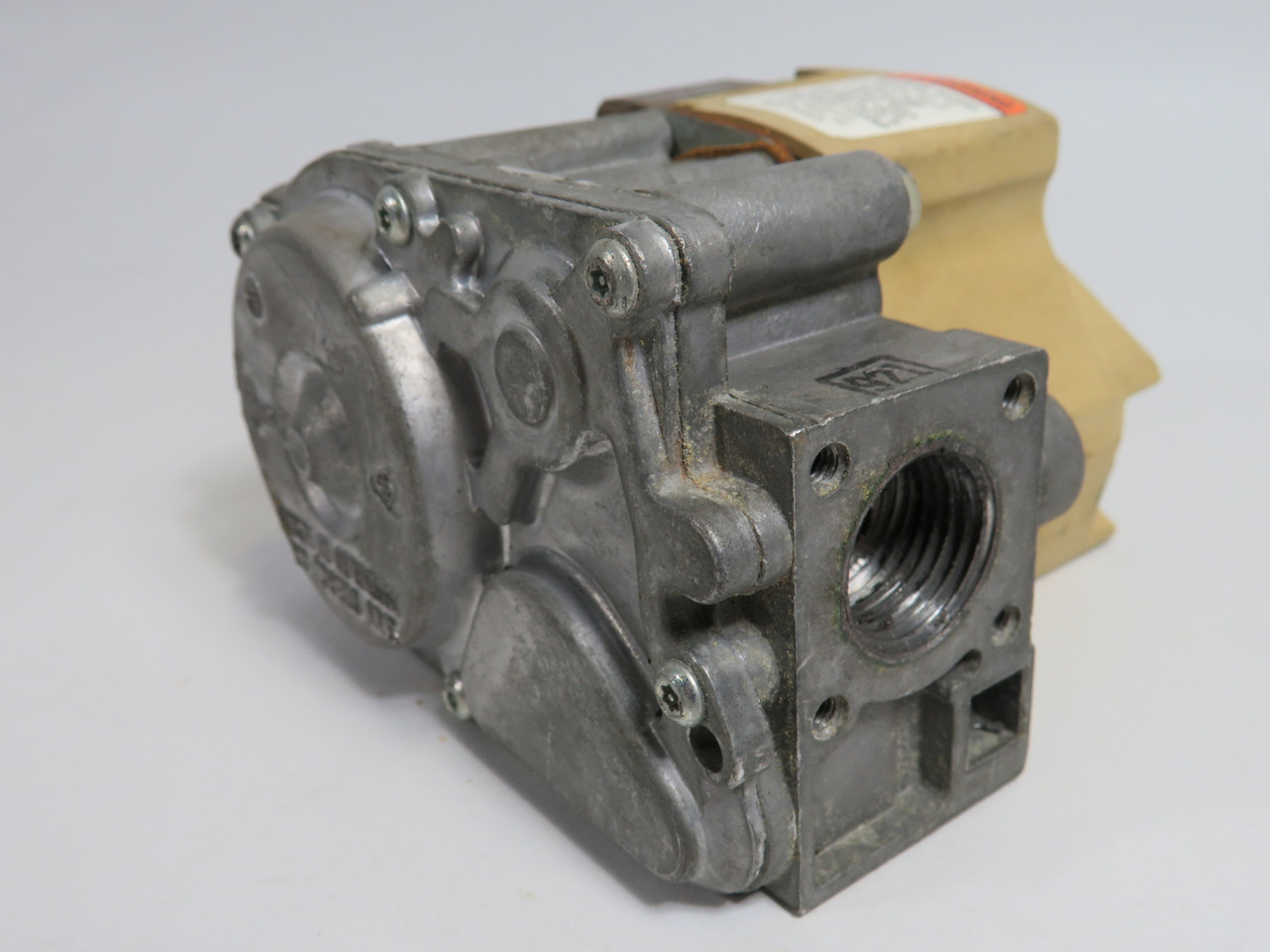 Honeywell VR8205H1003 Gas Valve 3.5 Adj 3-5 Range 24V 60Hz 0.5A USED