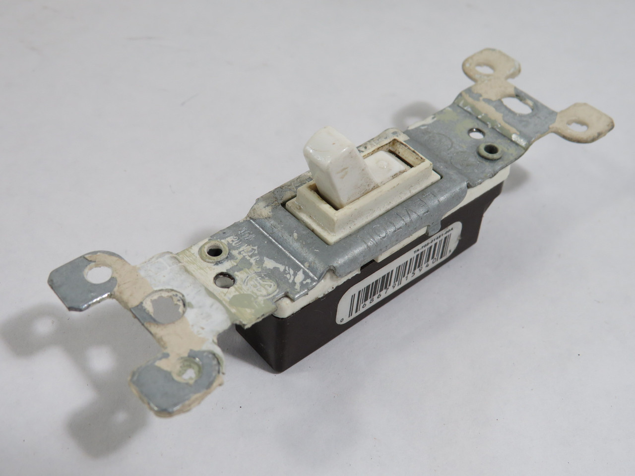 Leviton 1451-W Toggle Switch 15A 120V Lot of 6 SHELF WEAR MISSING SCREWS USED