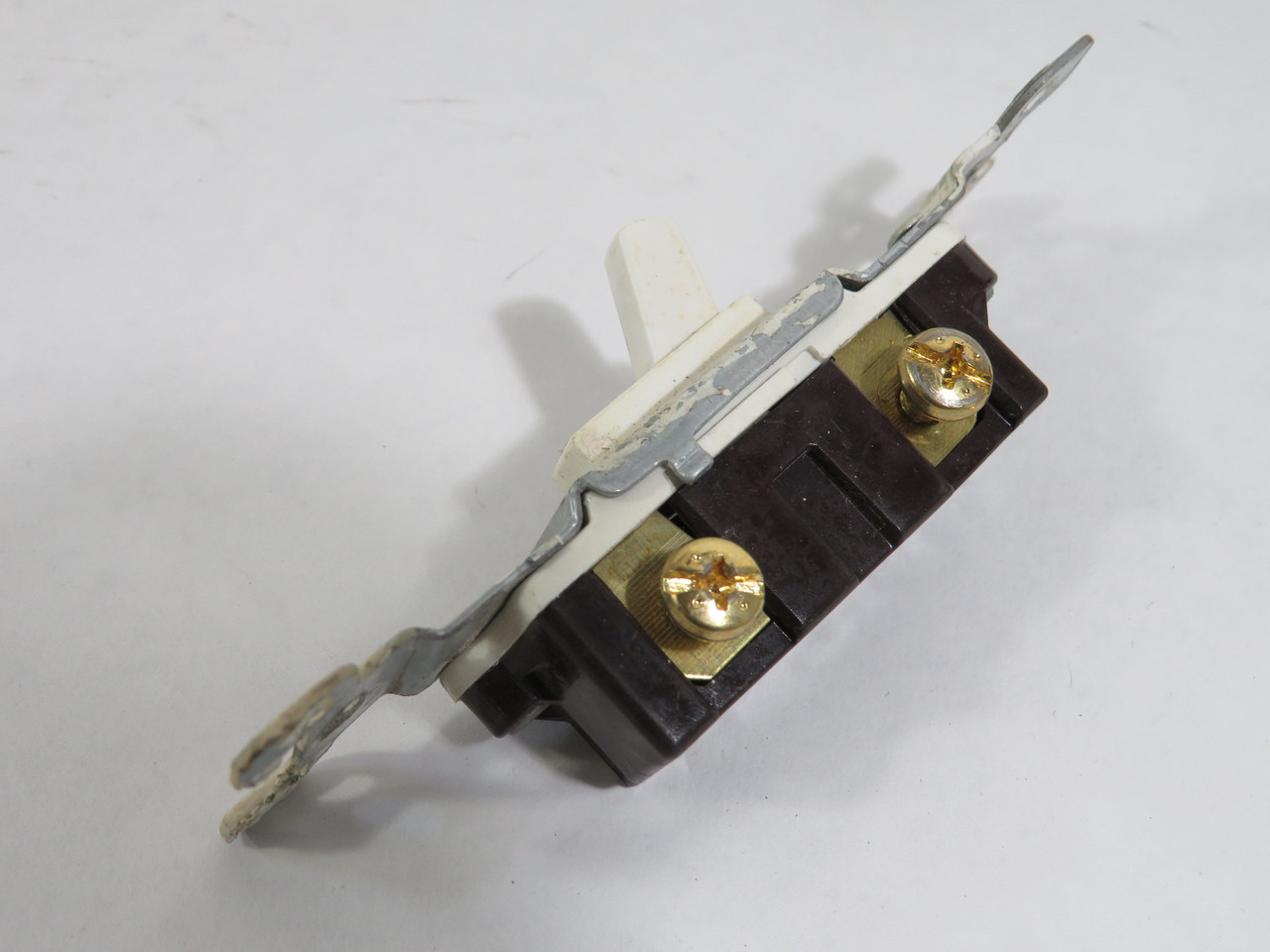 Leviton 1451-W Toggle Switch 15A 120V Lot of 6 SHELF WEAR MISSING SCREWS USED