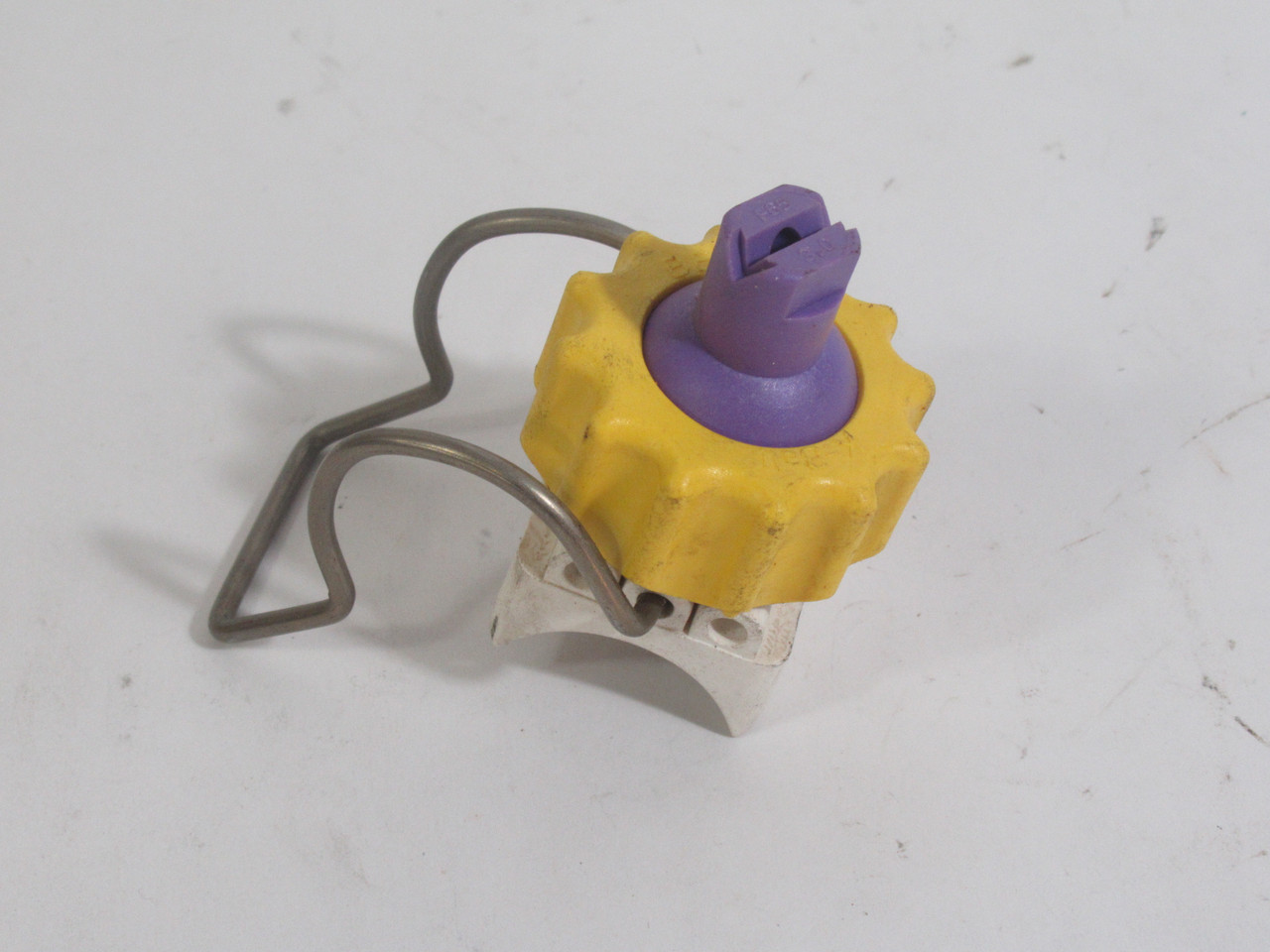 Bex 1KBF6530 K-Ball Clip On Spray Nozzle Flat Fan 65 Degree Angle 40psi USED