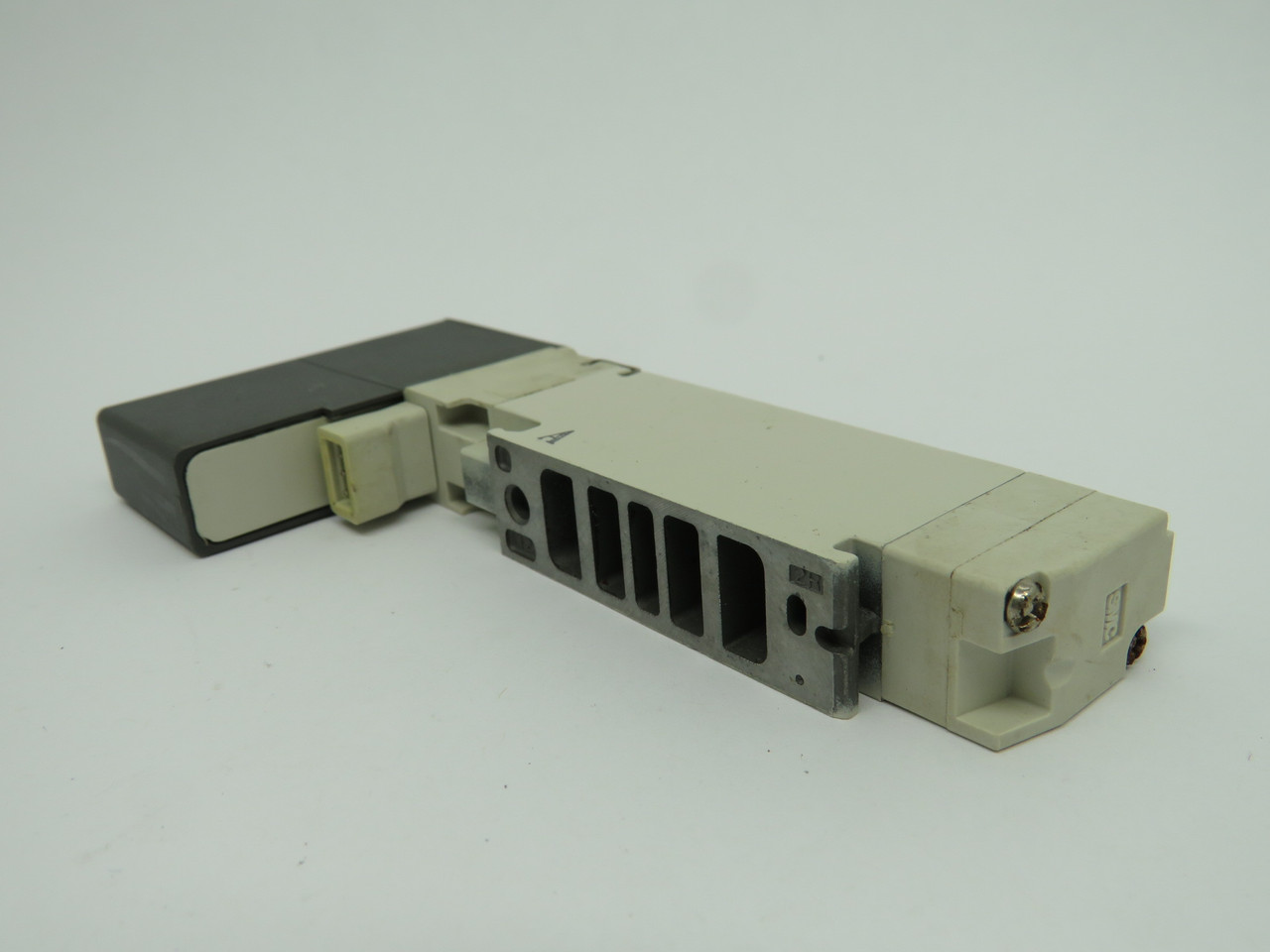 SMC VQC2A01N-5 Solenoid Valve 4-Position 3-Port 24VDC 0.15-0.7MPa RUST USED