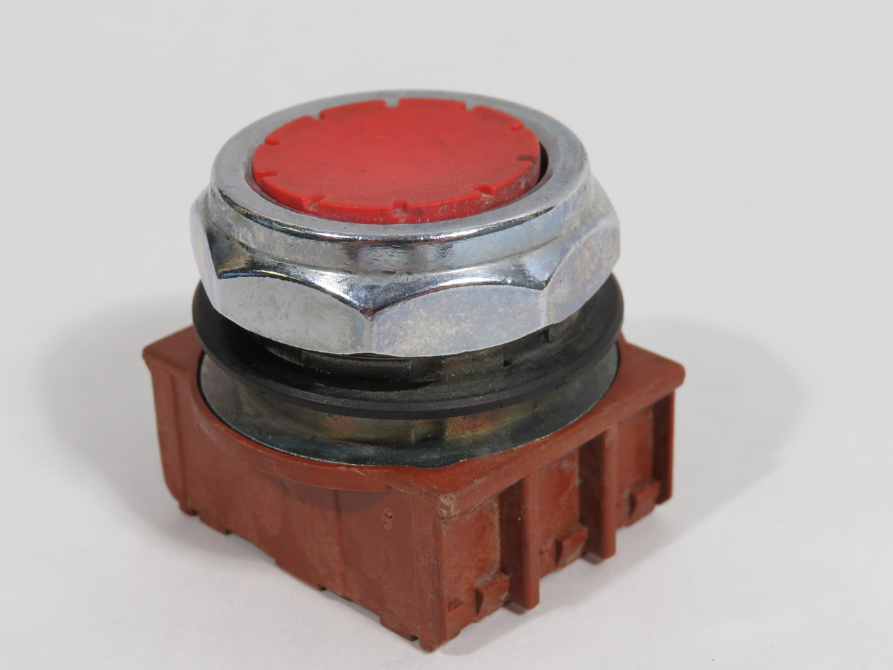 Siemens 3SB03-PFR Flush Push Button w/ Mounting Latch Red Cap 30mm USED