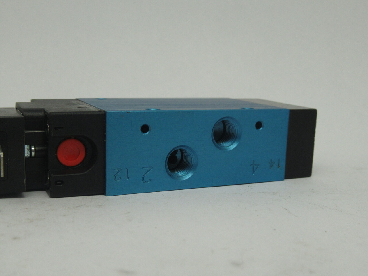 Automatic Valve USA L0702ABWA In-Line Valve 4Way 2Pos 1/8"NPT USED