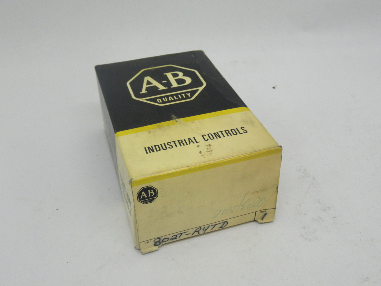 Allen-Bradley 802T-R4TD Limit Switch 3A 120VAC C/W Z24810 Operator Head NOP