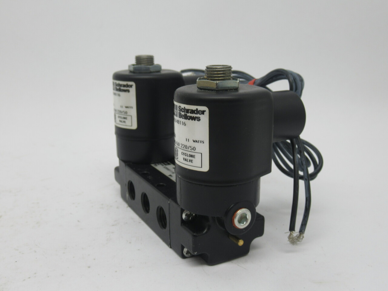 Parker 520001116 Double Solenoid Valve 4Way 3-Pos 220/240V 50/60Hz 150psi NEW