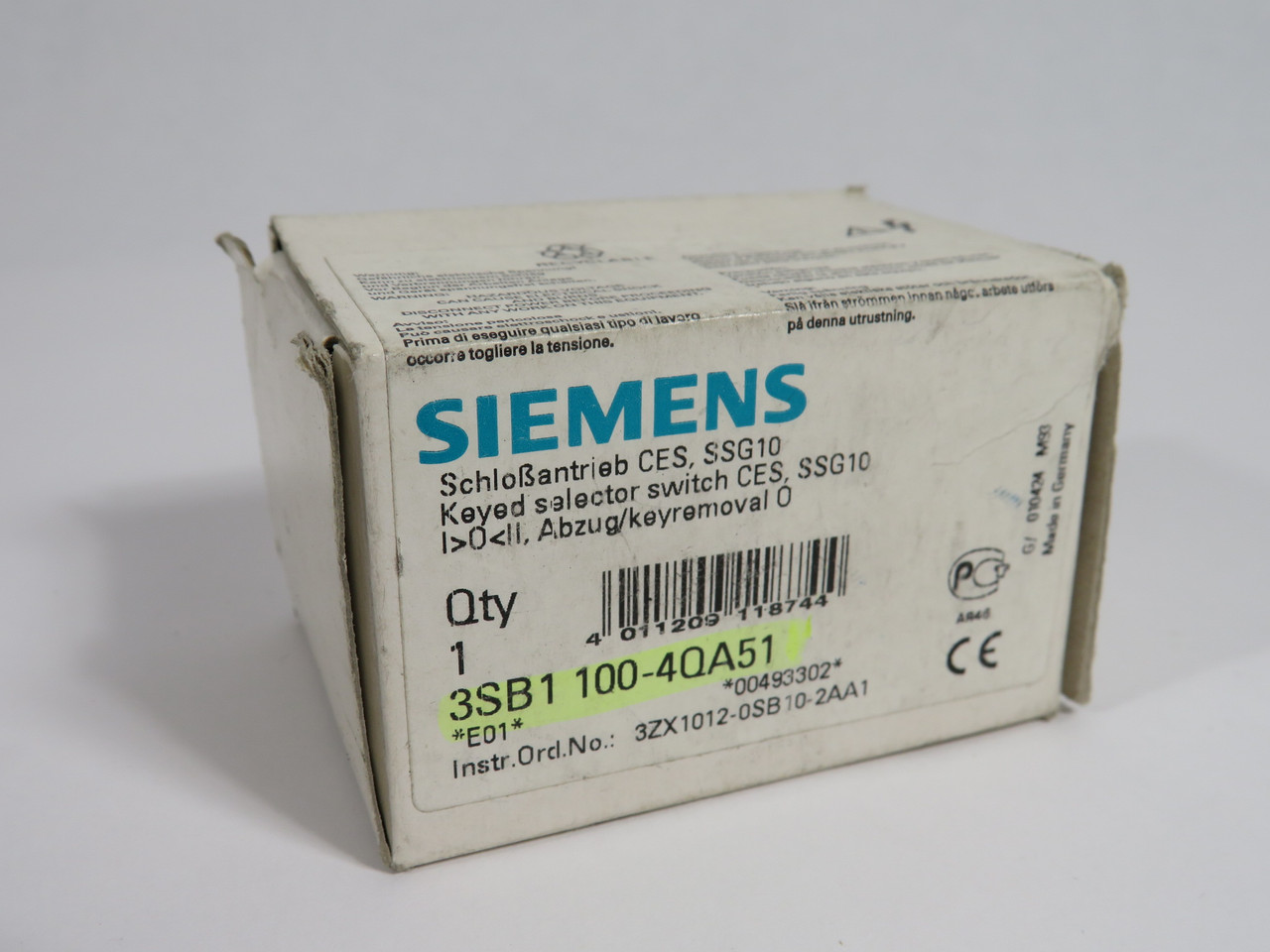 Siemens 3SB1100-4QA51 Keyed Selector Switch I-O-II Momentary C/W Keys NEW