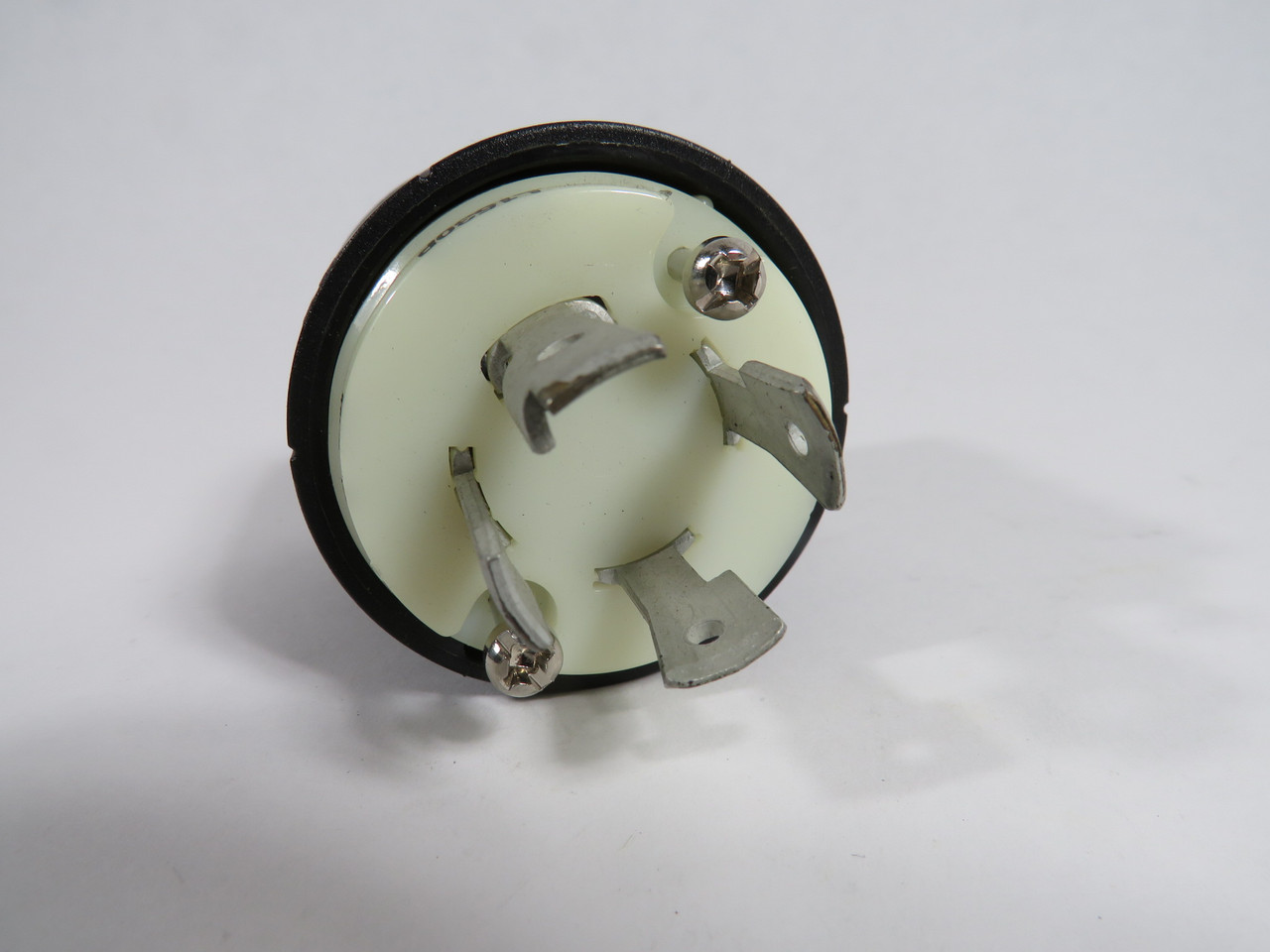 Pass & Seymour Legrand L1530-P Plug w/Rubber Base 30A 250V 4W 3P *Dmg'd Box* NOP