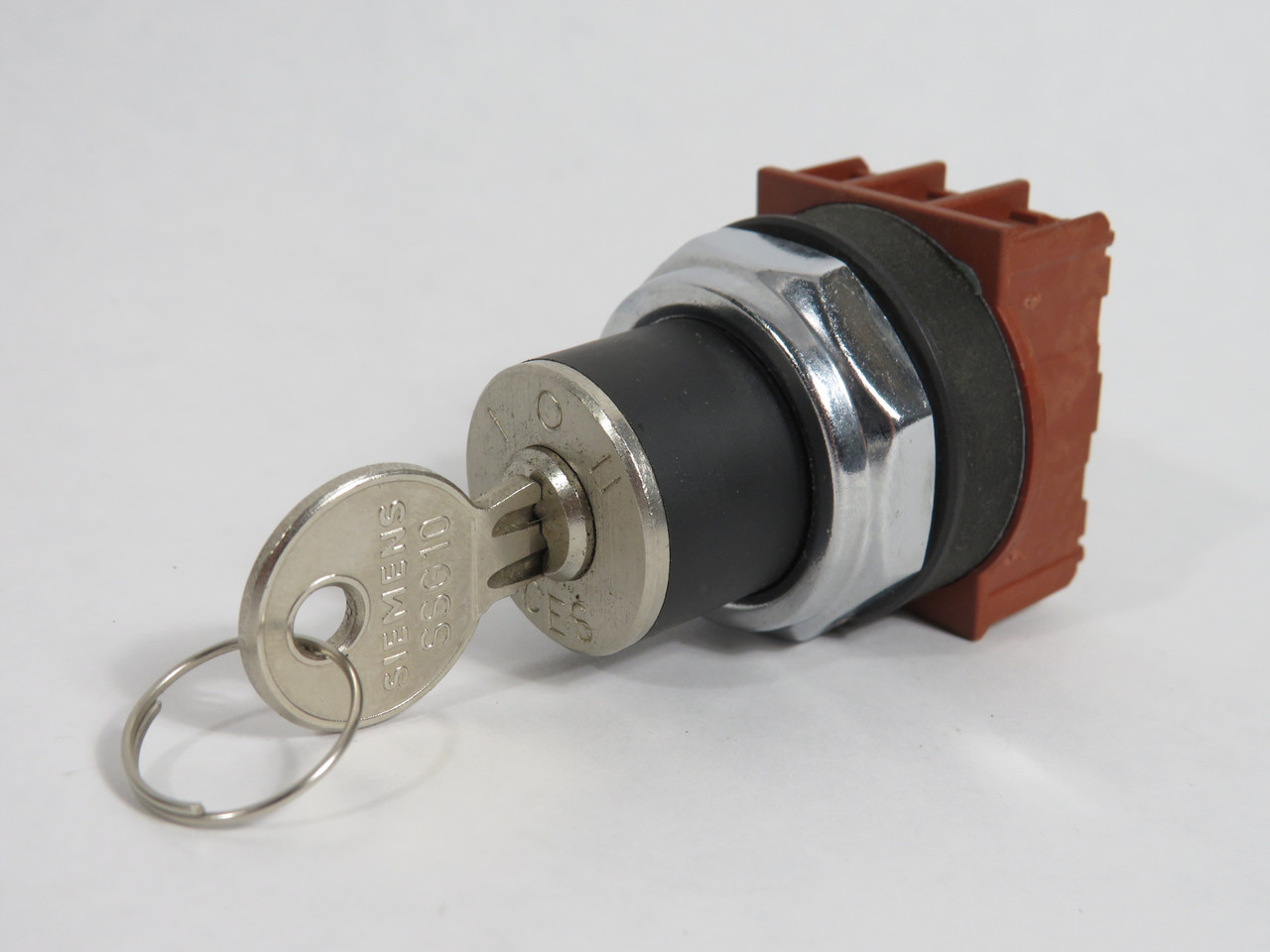 Siemens 3SB1100-4QA51 Keyed Selector Switch I-O-II Momentary C/W Key NOP