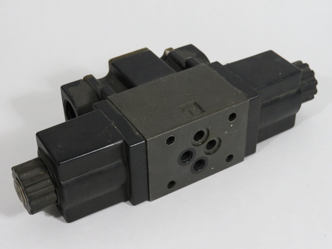 Nachi SS-G01-H5-R-C1-12 Solenoid Directional Control Valve *Cosmetic Dmg* USED