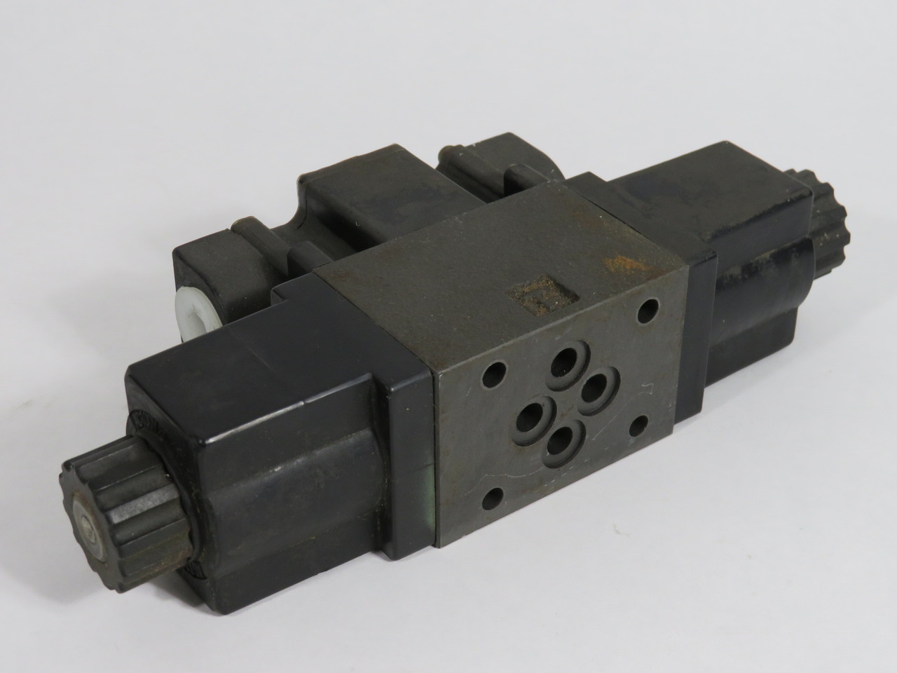 Nachi SS-G01-C5-R-C1-12 Solenoid Directional Control Valve 100V@50/60Hz USED