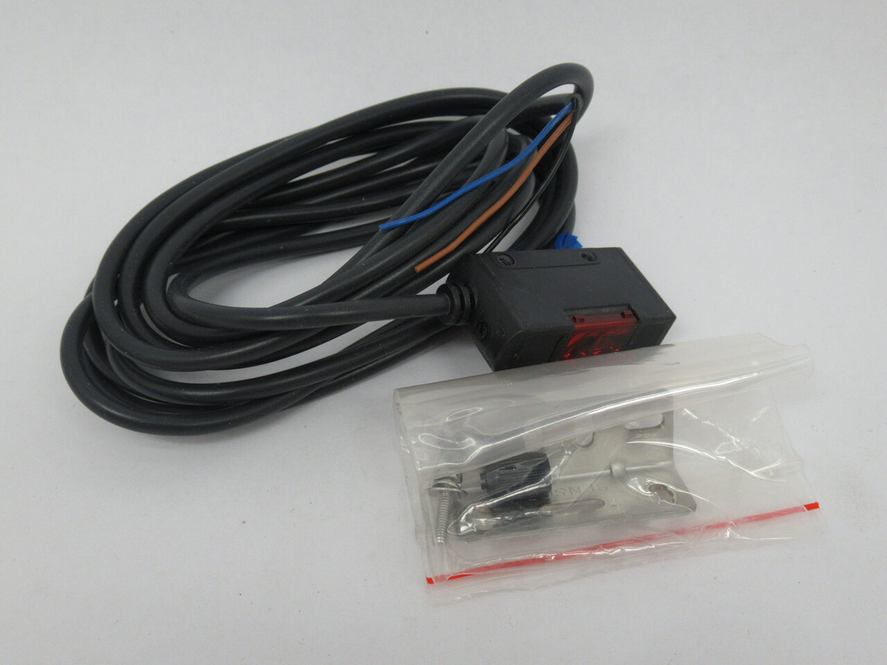 Omron E3S-AD81 Photoelectric Diffuse Reflective Sensor 10-30VDC 10-200mm 2m NEW