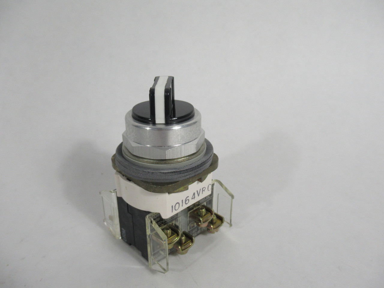 Allen-Bradley 800T-J2KC7B Selector Switch Ser. T 2NO 2NC 600V 3Pos NEW