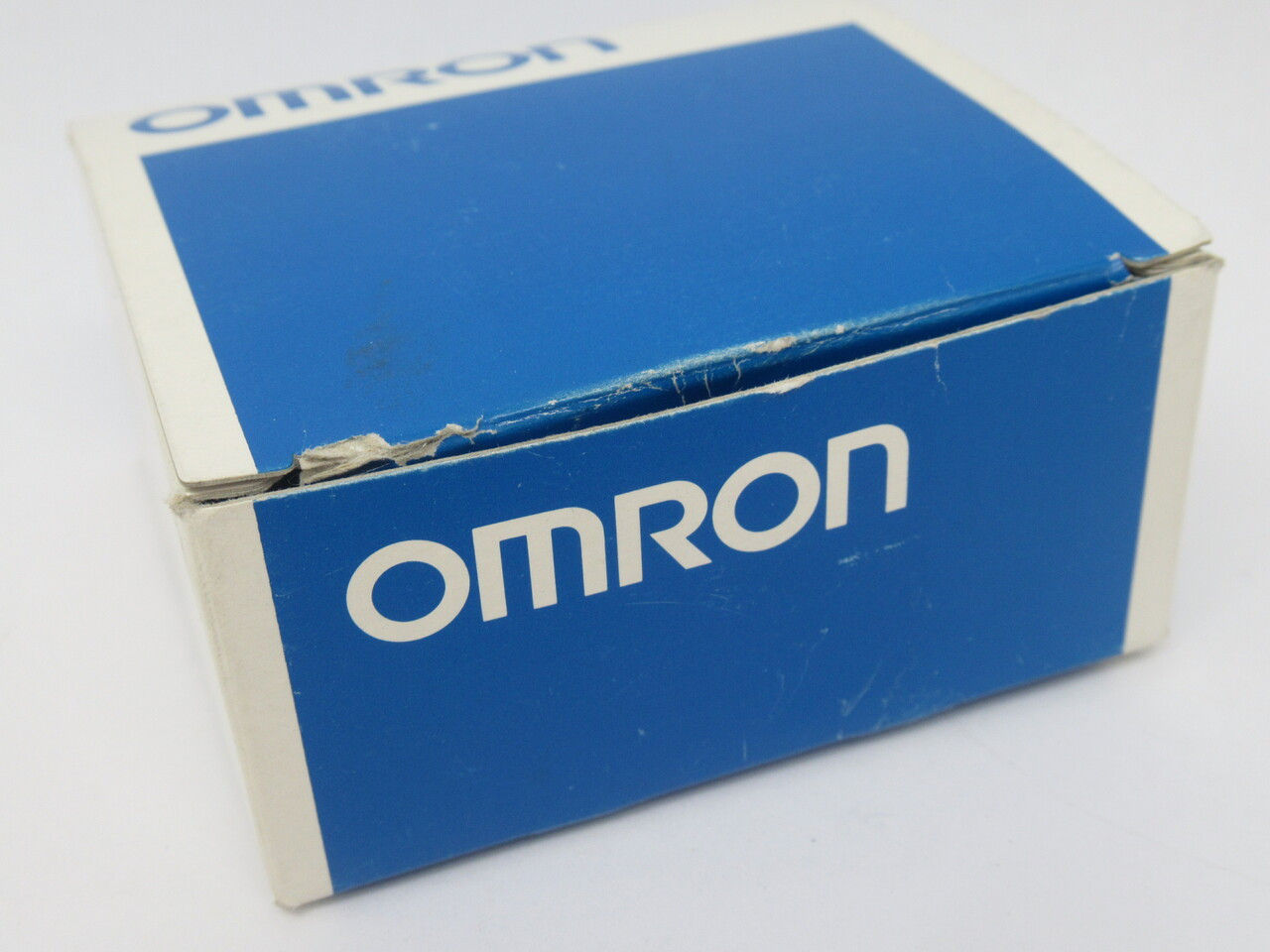 Omron E3S-AD16 Diffuse Reflective Photoelectric Sensor 10-30DC 30mA 10-200mm NEW