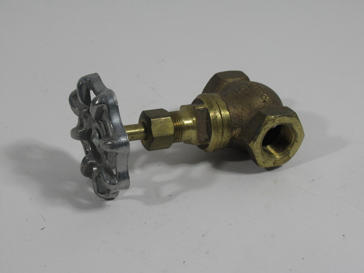 Central 3/8 Globe Valve 3/8" NPT 125WP USED