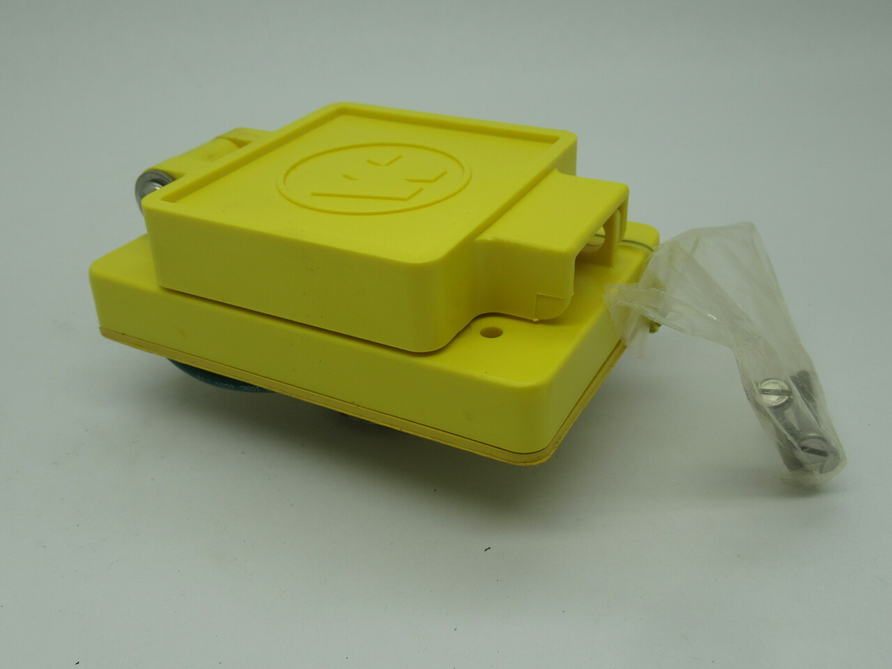 Woodhead 50-1651 Outlet Receptacle 15A 125V 3-Wire *Shelf Wear* NOP