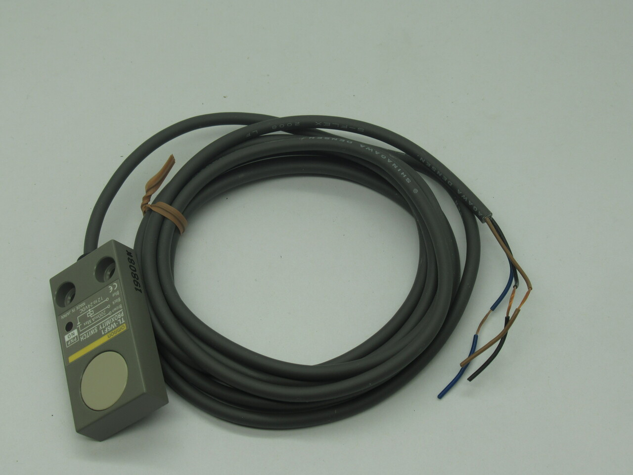 Omron TL-W5F1 Proximity Sensor 12-24VDC 2m Cable 200mA 300Hz 5mm NEW