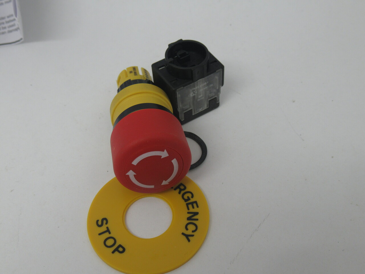 EAO EUS-61-3440.41/047 Twist-Release Emergency Stop 5A@250VAC NEW