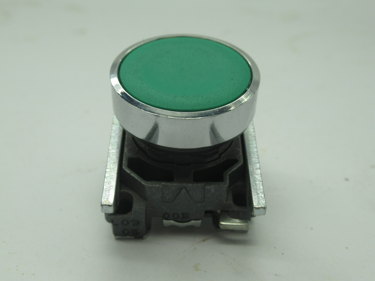 Schneider Electric ZB4BA3 Push Button Flush Head Green With Mount 22mm USED