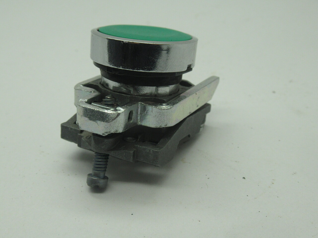 Schneider Electric ZB4BA3 Push Button Flush Head Green With Mount 22mm USED