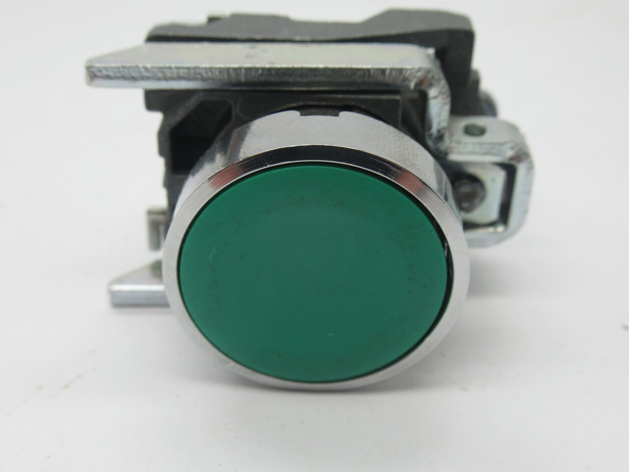 Schneider Electric ZB4BA3 Push Button Flush Head Green With Mount 22mm USED