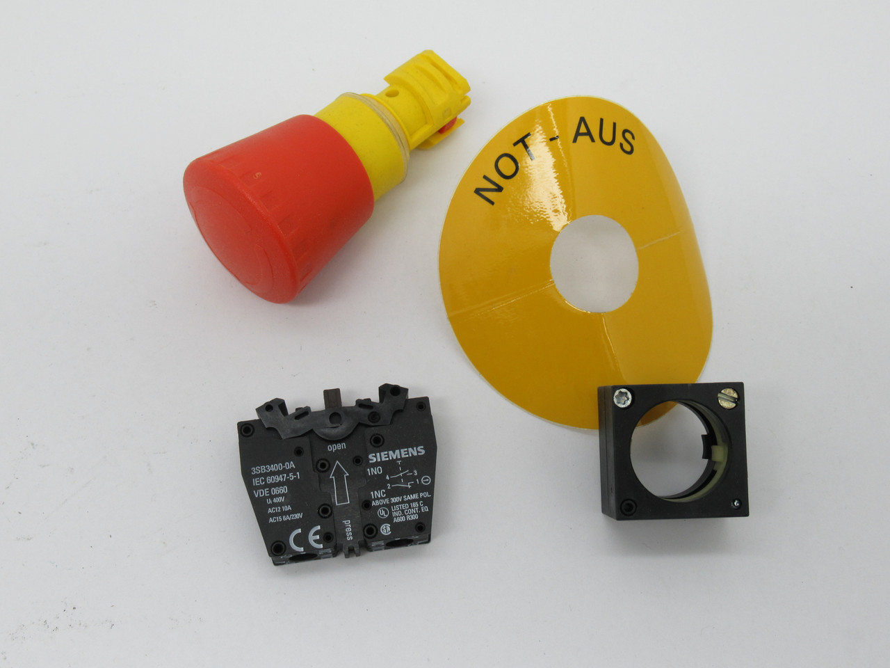 Siemens 3SB3201-1HA20 Emergency Stop Twist Release Push Button 40mm Red NEW