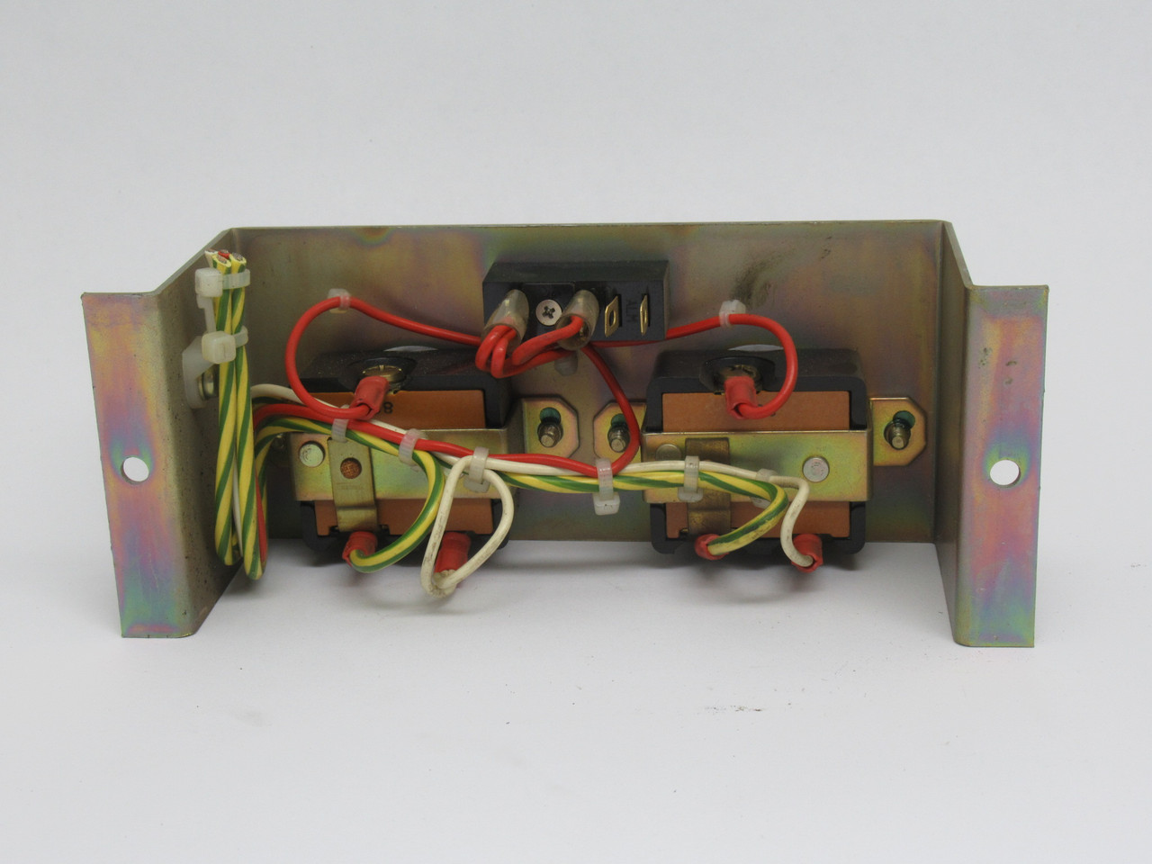 Fanuc A05B-2051-C021 Dual Receptacle 115VAC 5A MISSING RELAY USED