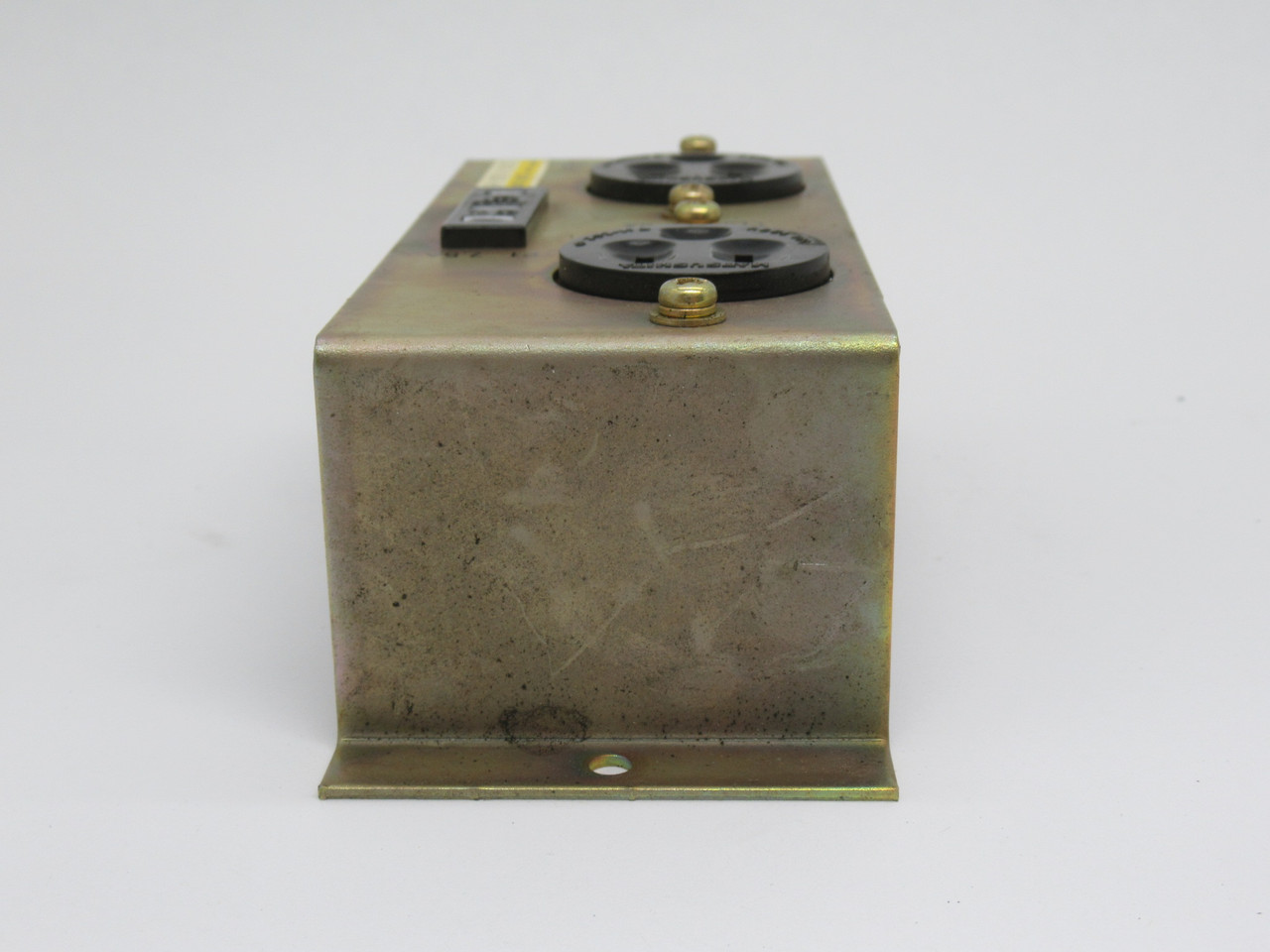 Fanuc A05B-2051-C021 Dual Receptacle 115VAC 5A MISSING RELAY USED