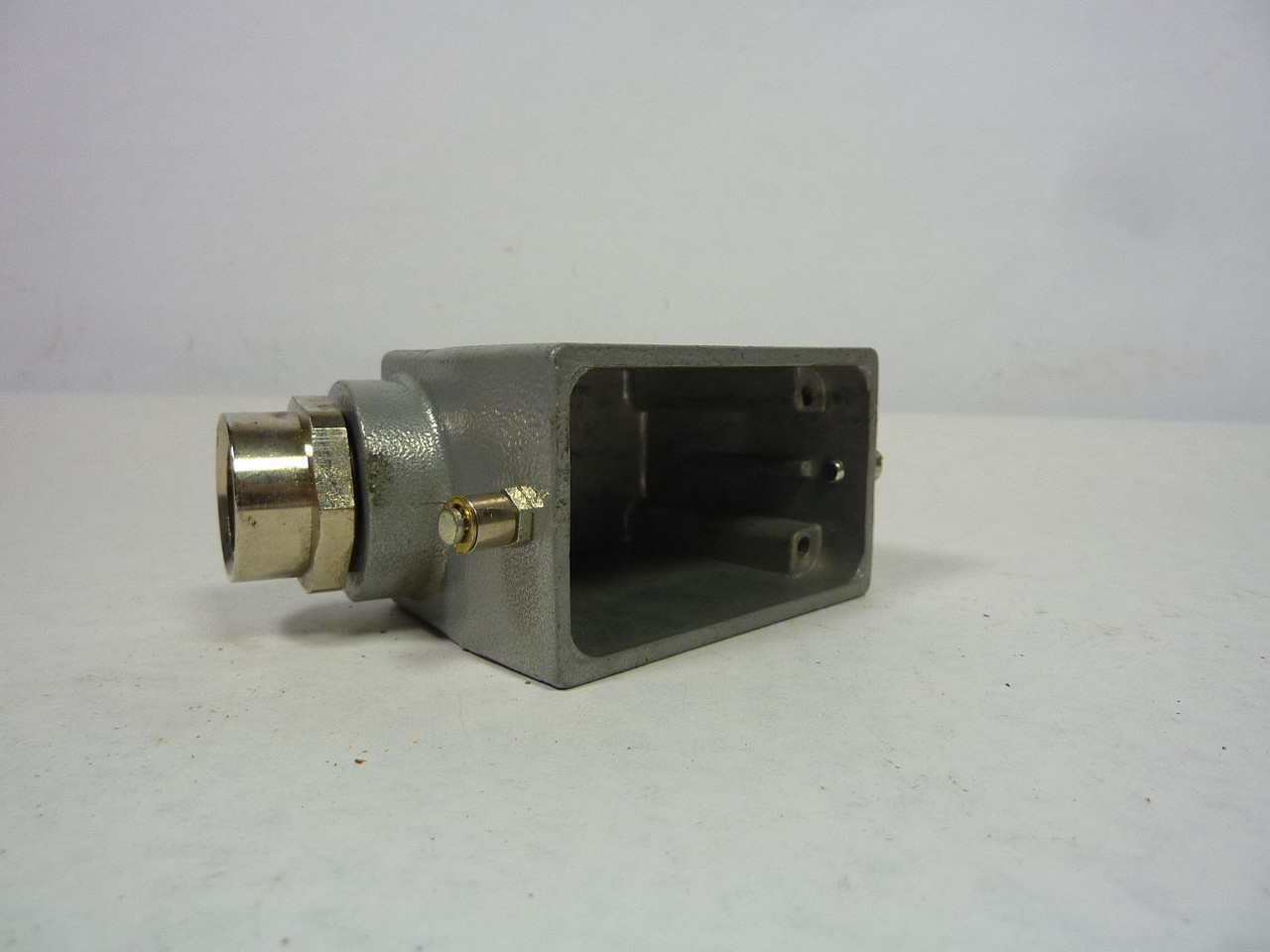 Thomas & Betts SH610 Single Post Side Entry Hood 1/2" NPT USED