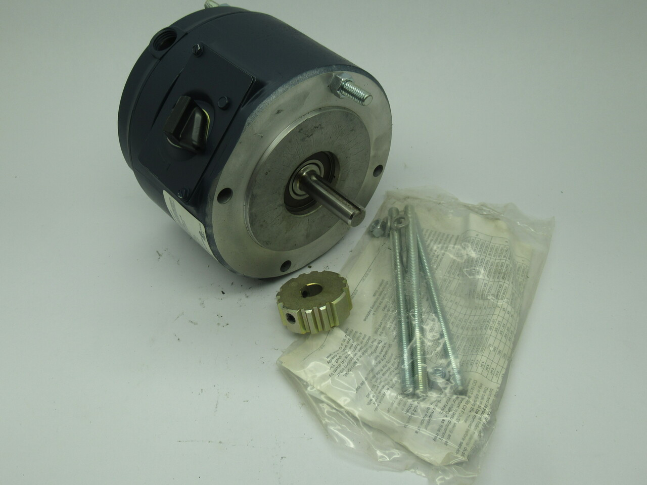 Leeson 175565.00 Dbl C-Face Coupler Brake 3lb-ft 480/575V .7/.06A 50/60Hz USED