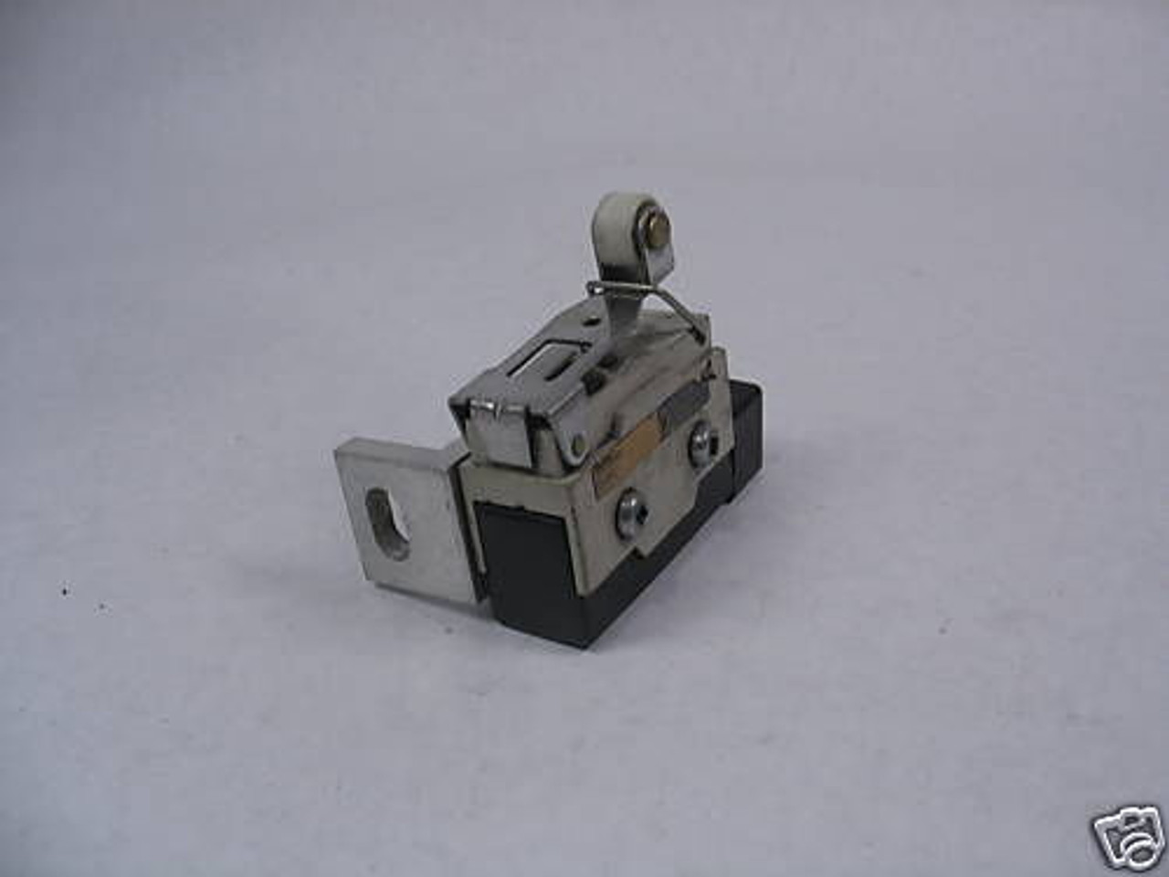 OMRON D4MC-2020S | D4MC2020S Limit Switch USED