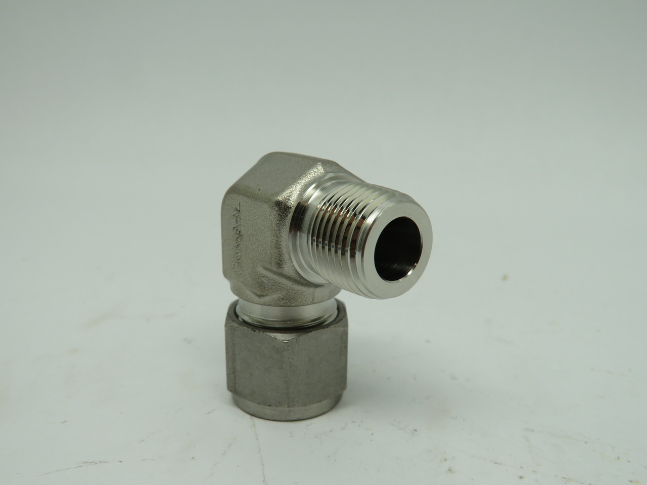 Swagelok SS-810-2-6 Tube Fitting Male Elbow 1/2" Tube ODx3/8" Male NPT NOP