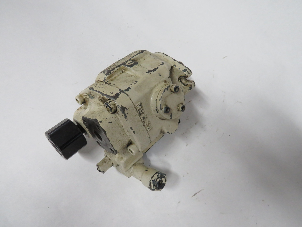 Daikin V15A1RY-95 Piston Pump 1.3cm In 2cm Out Metal USED