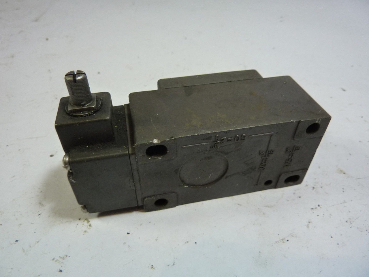 Sick I100-R313 Limit Switch 6 Amp 24VDC USED