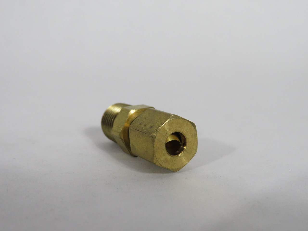 Eaton 68X3 Brass Male Compression Connector 3/16" Tube USED