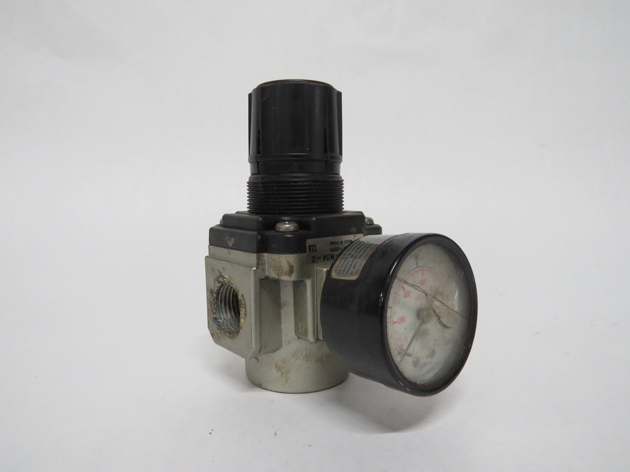 SMC AR40-N04-Z Pneumatic Regulator w/Gauge 3/4 NPT Cracked Gauge USED